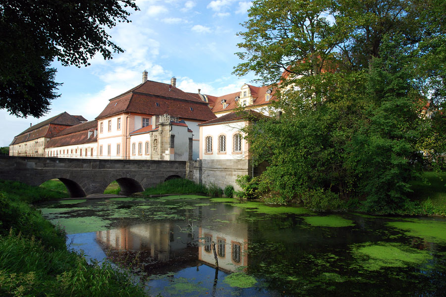 Schloss Ellingen - die Stallungen beim Weiher