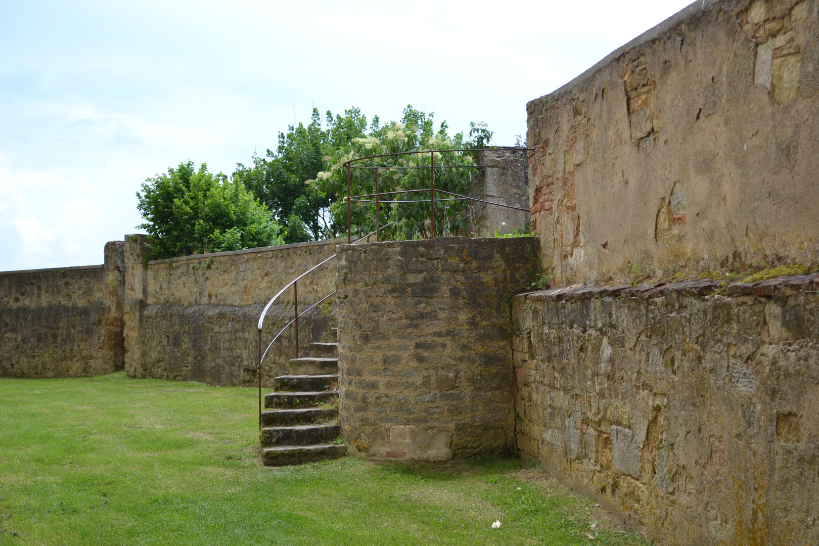 Schloss Ellwangen - Burgmauer - Burggraben