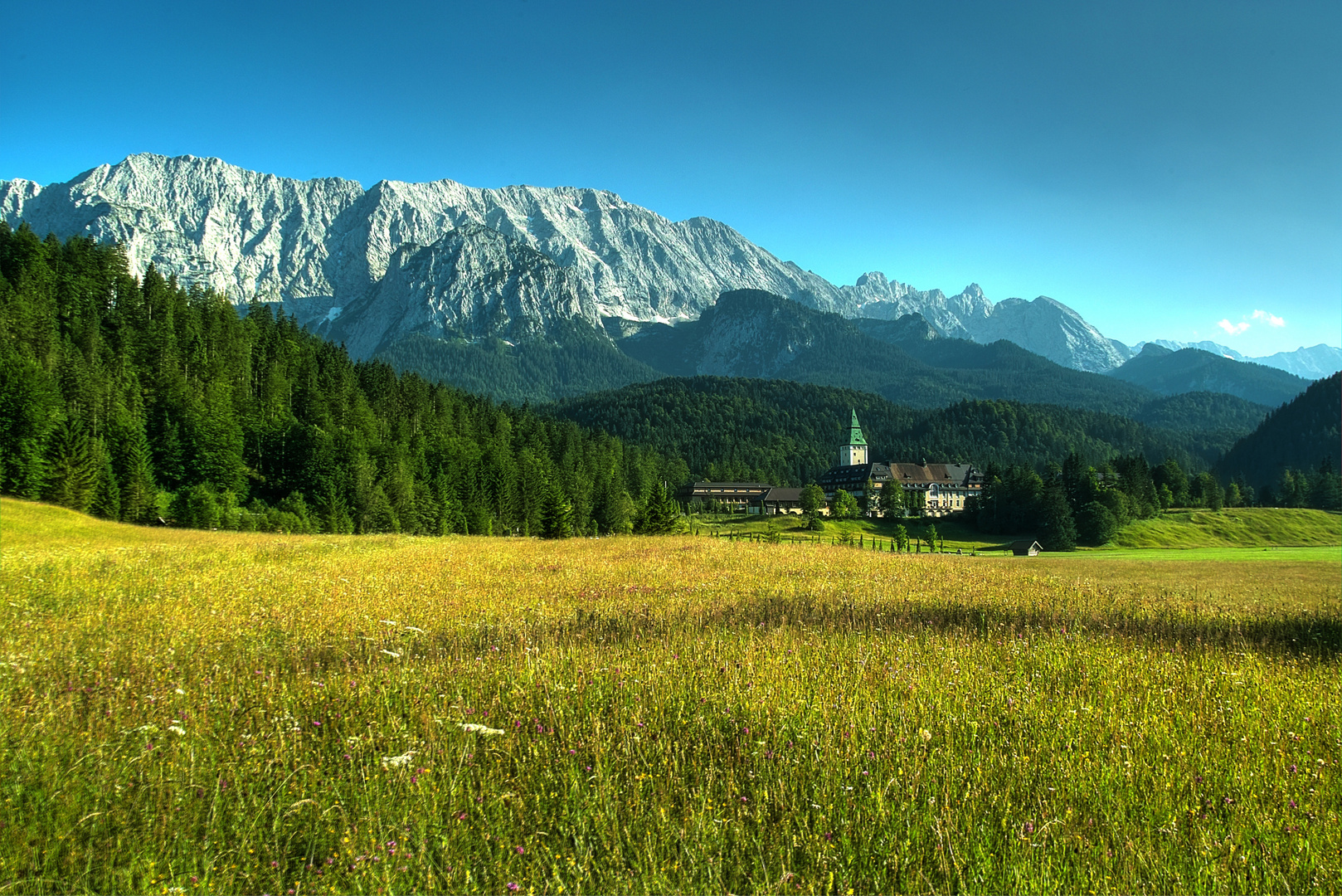 Schloss Elmau im Abendlicht