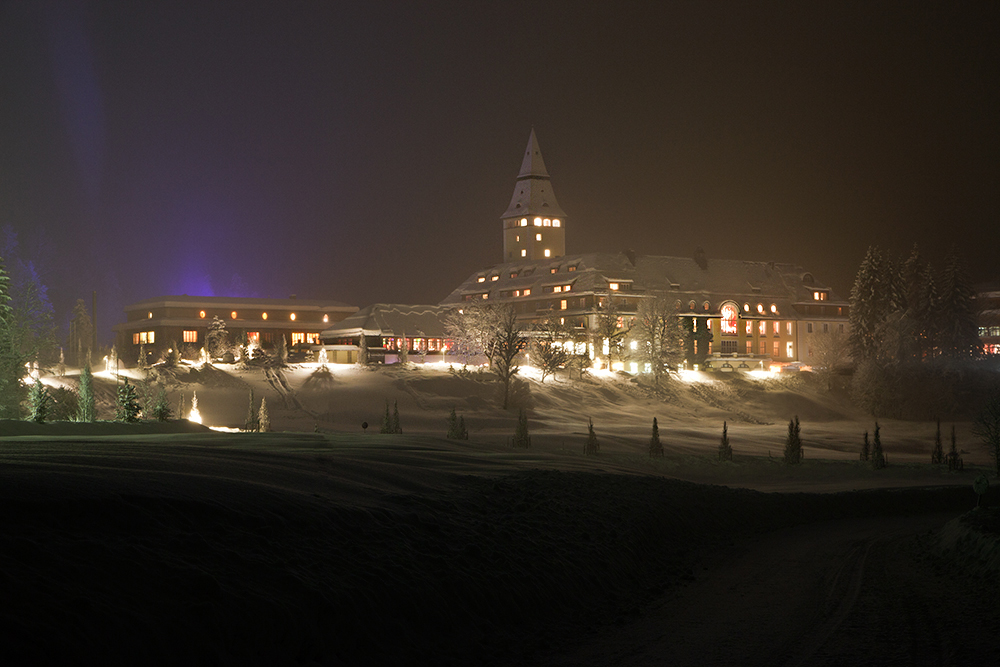 Schloss Elmau versinkt im Schnee