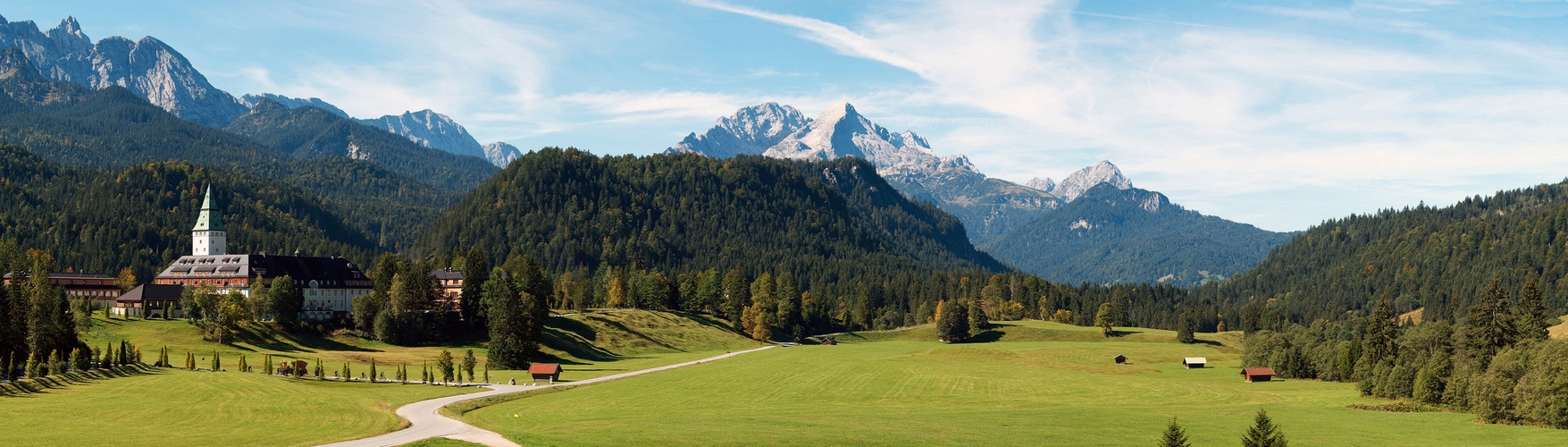 Schloss Elmau vor Wettersteingebirge