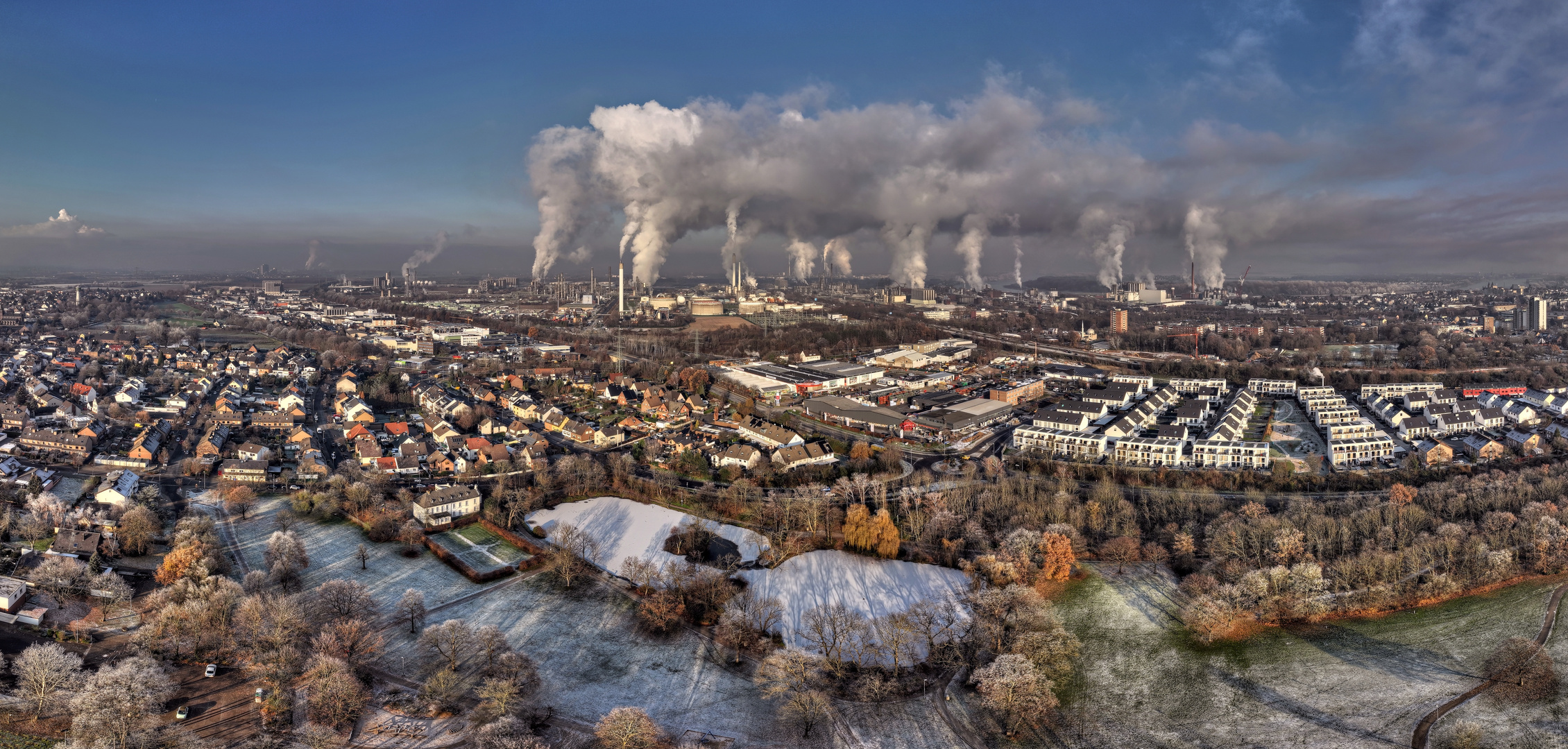 Schloss Entenfang mit Park und Industrie