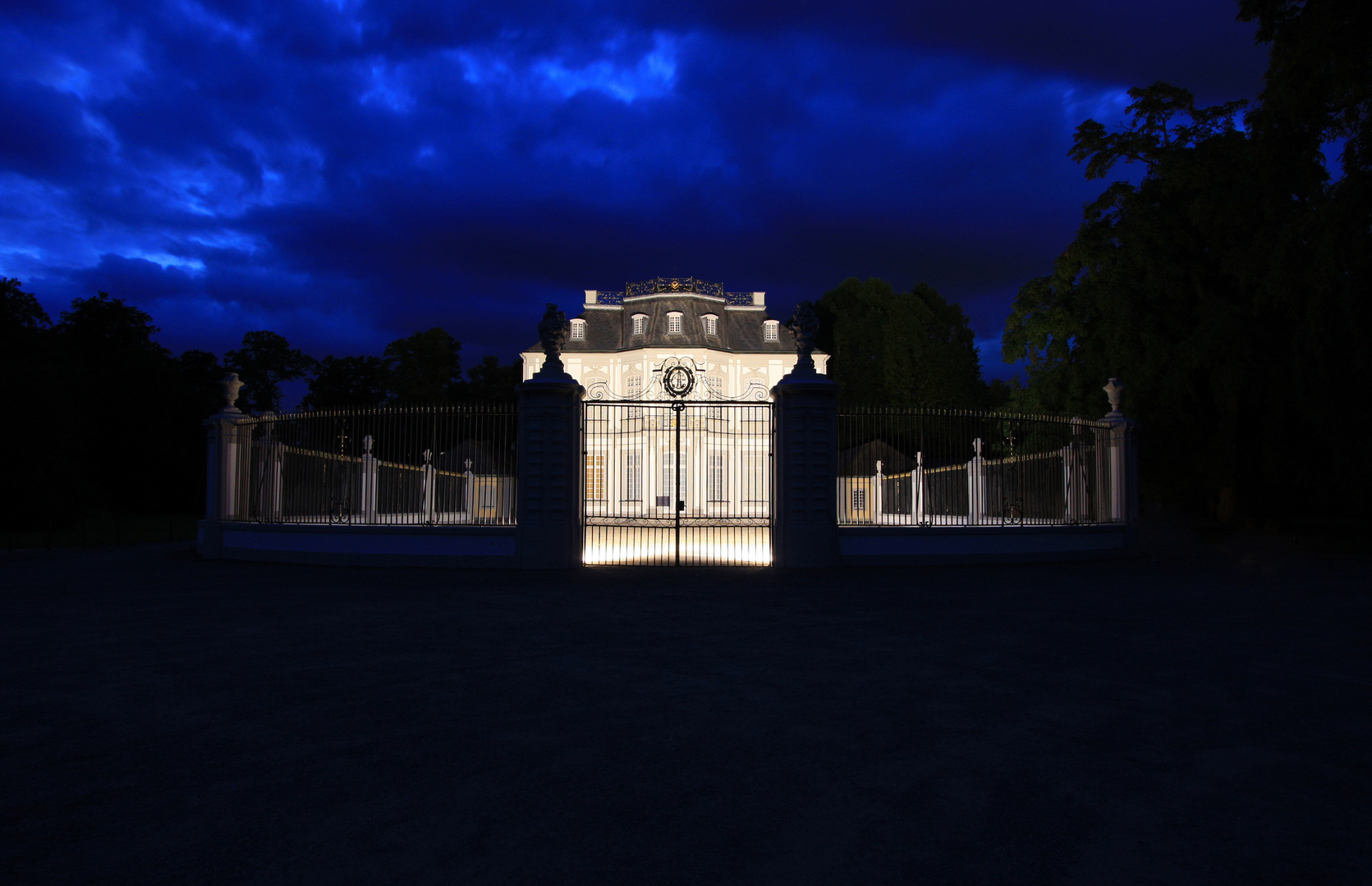 Schloss Falkenlust in Brühl bei Nacht