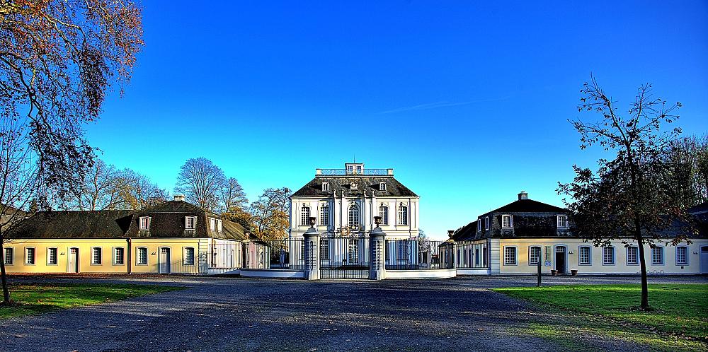 Schloss Falkenlust mit Nebengebäuden