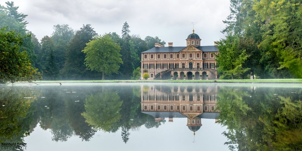 Schloss Favorite bei Rastatt im Morgendunst