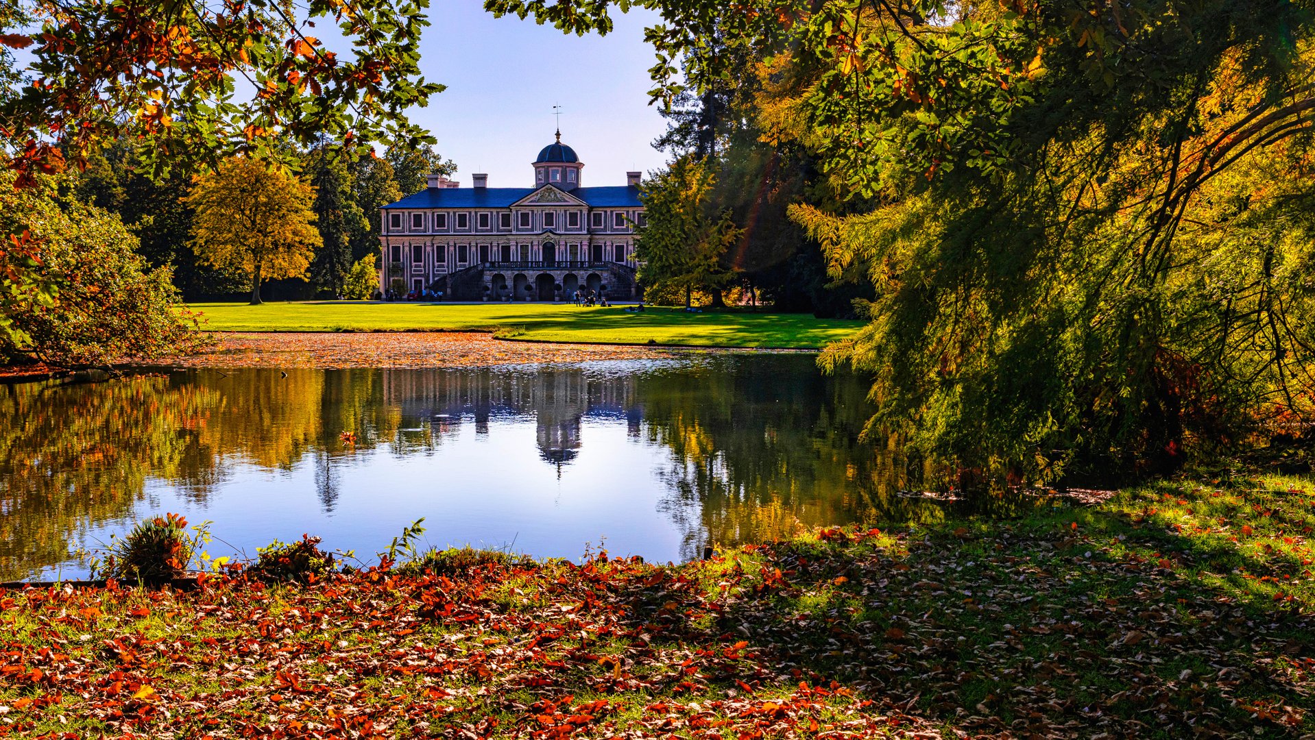 Schloß Favorite im Herbst