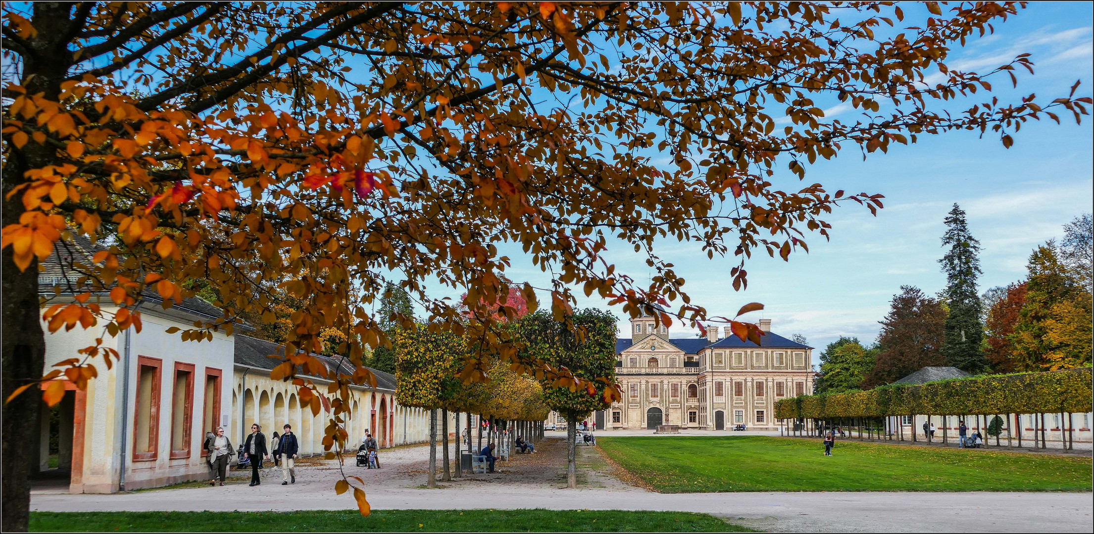 Schloß Favorite im Herbst