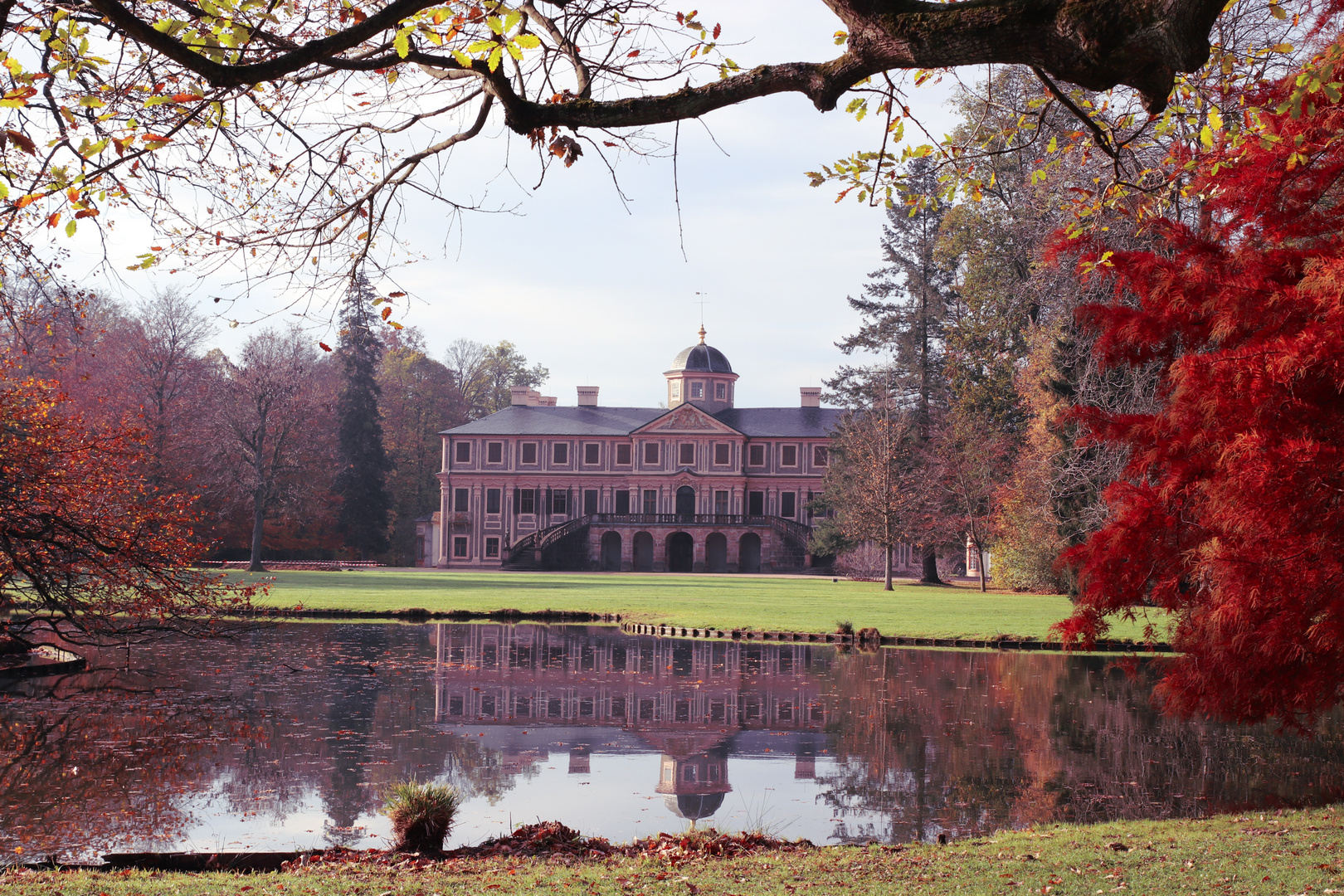 Schloss Favorite im Herbst