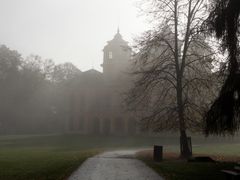 Schloss Favorite im Nebel