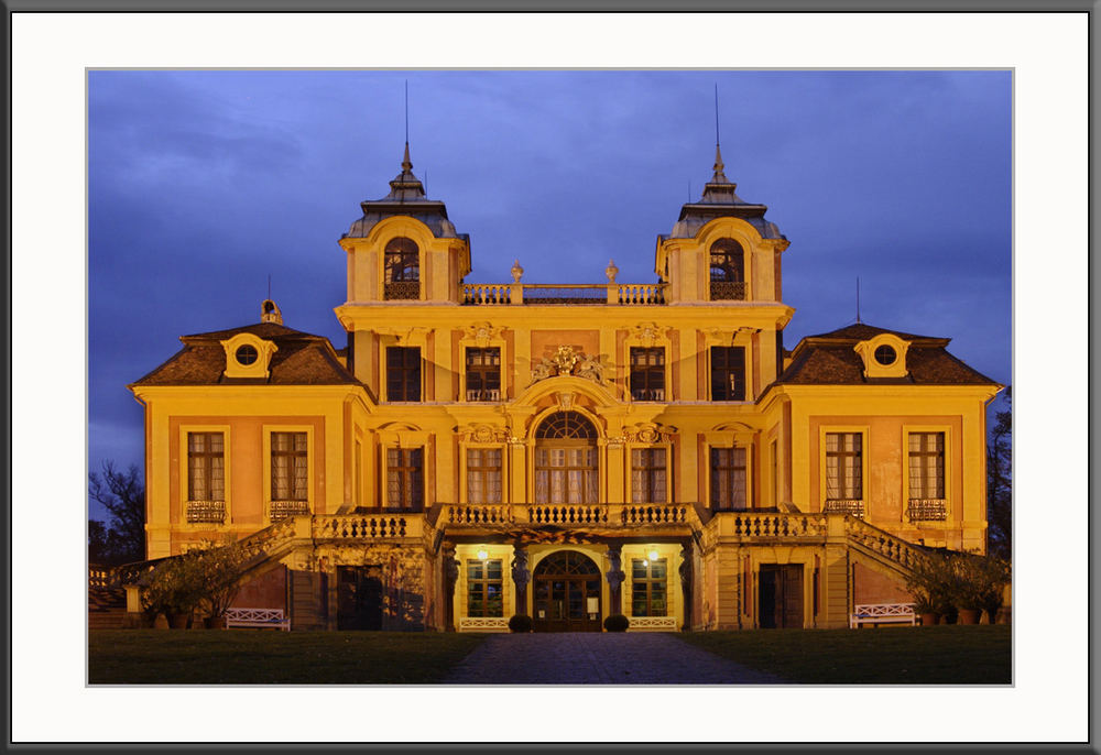 Schloß Favorite in der blauen Stunde