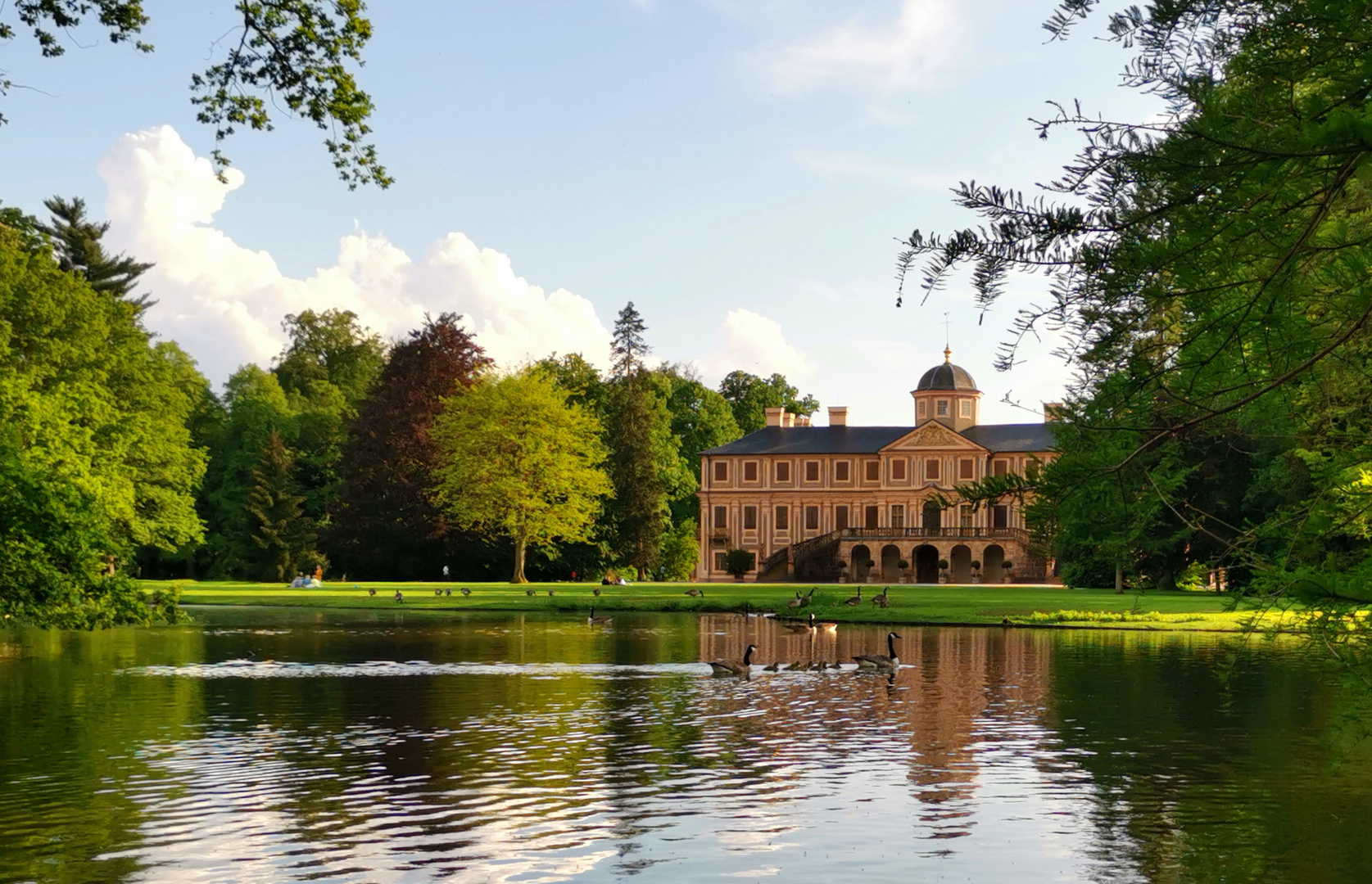 Schloss Favorite in sattem Maigrün