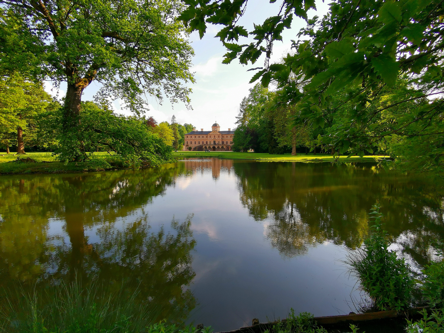 Schloss Favorite in sattem Maigrün