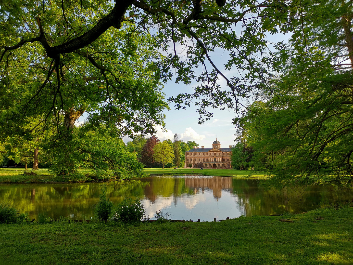 Schloss Favorite in sattem Maigrün