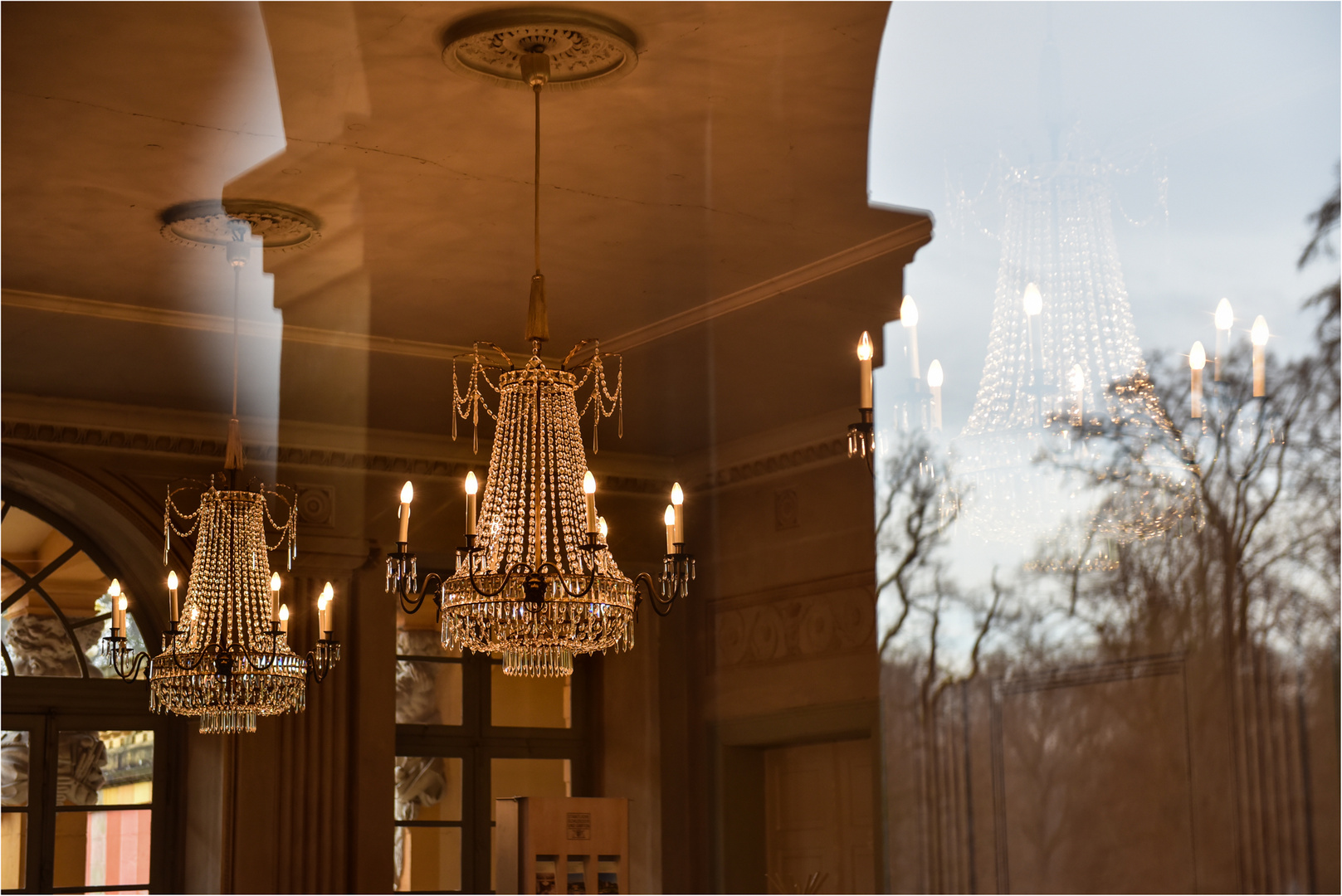 Schloss Favorite Ludwigsburg - Blick durch spiegelndes Fenster ins Innere