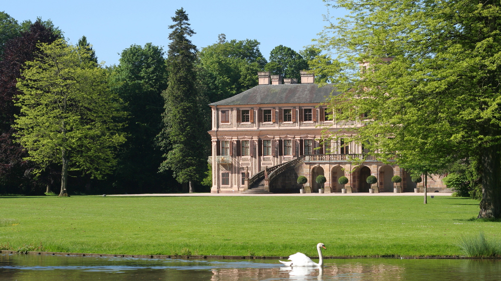 Schloss Favorite mit Schwan