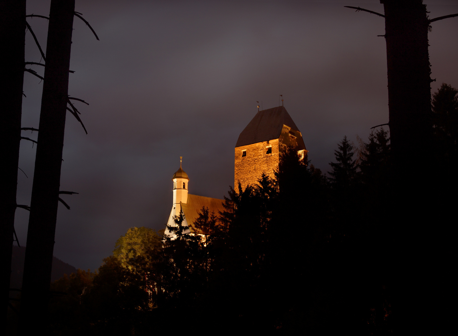 Schloss Freundsberg bei Nacht