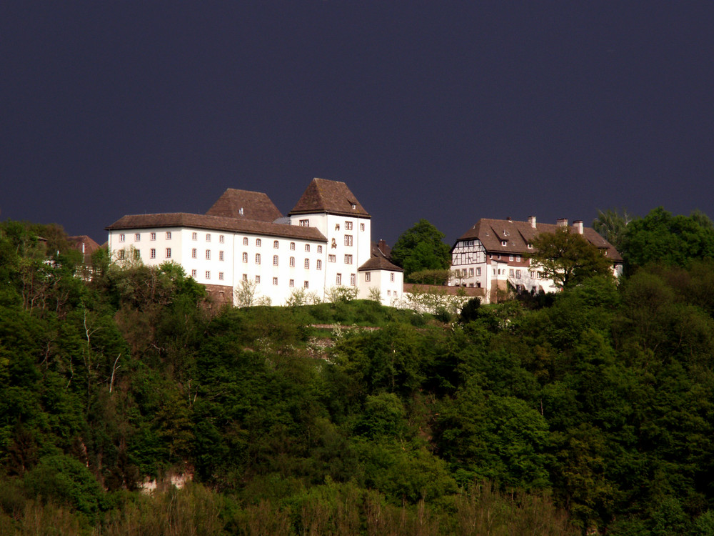 Schloss Fürtenberg vor Gewitterfront