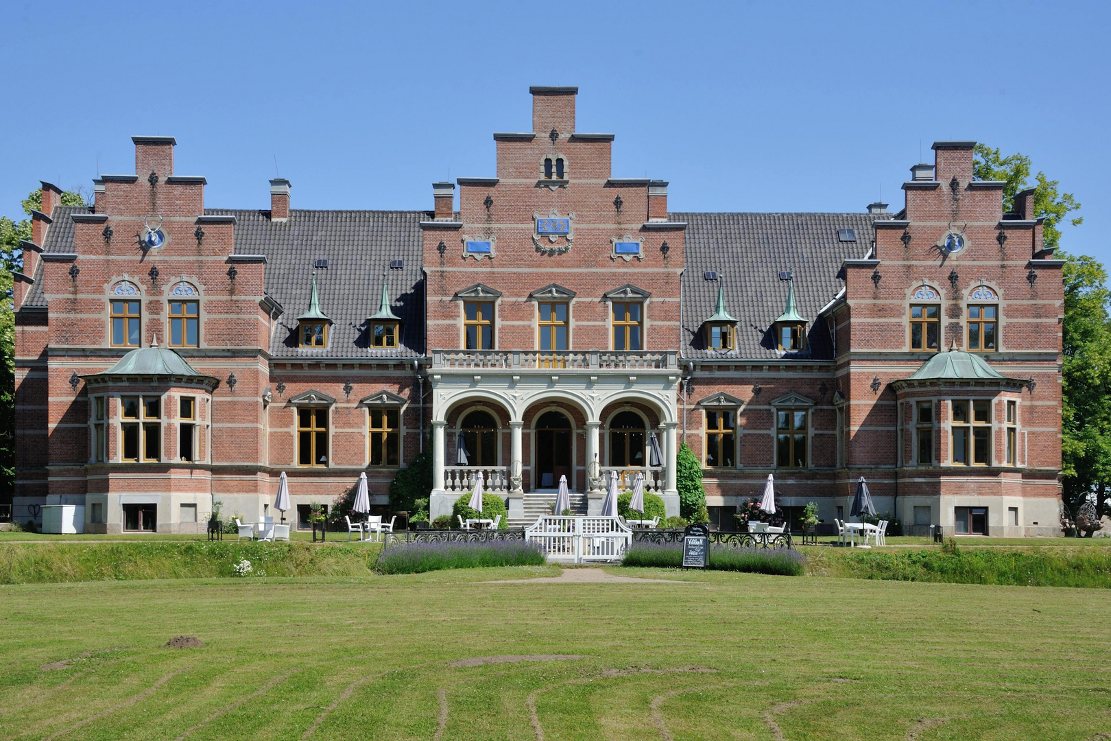 Schloss Fuglsang - Gartenseite / Parkseite