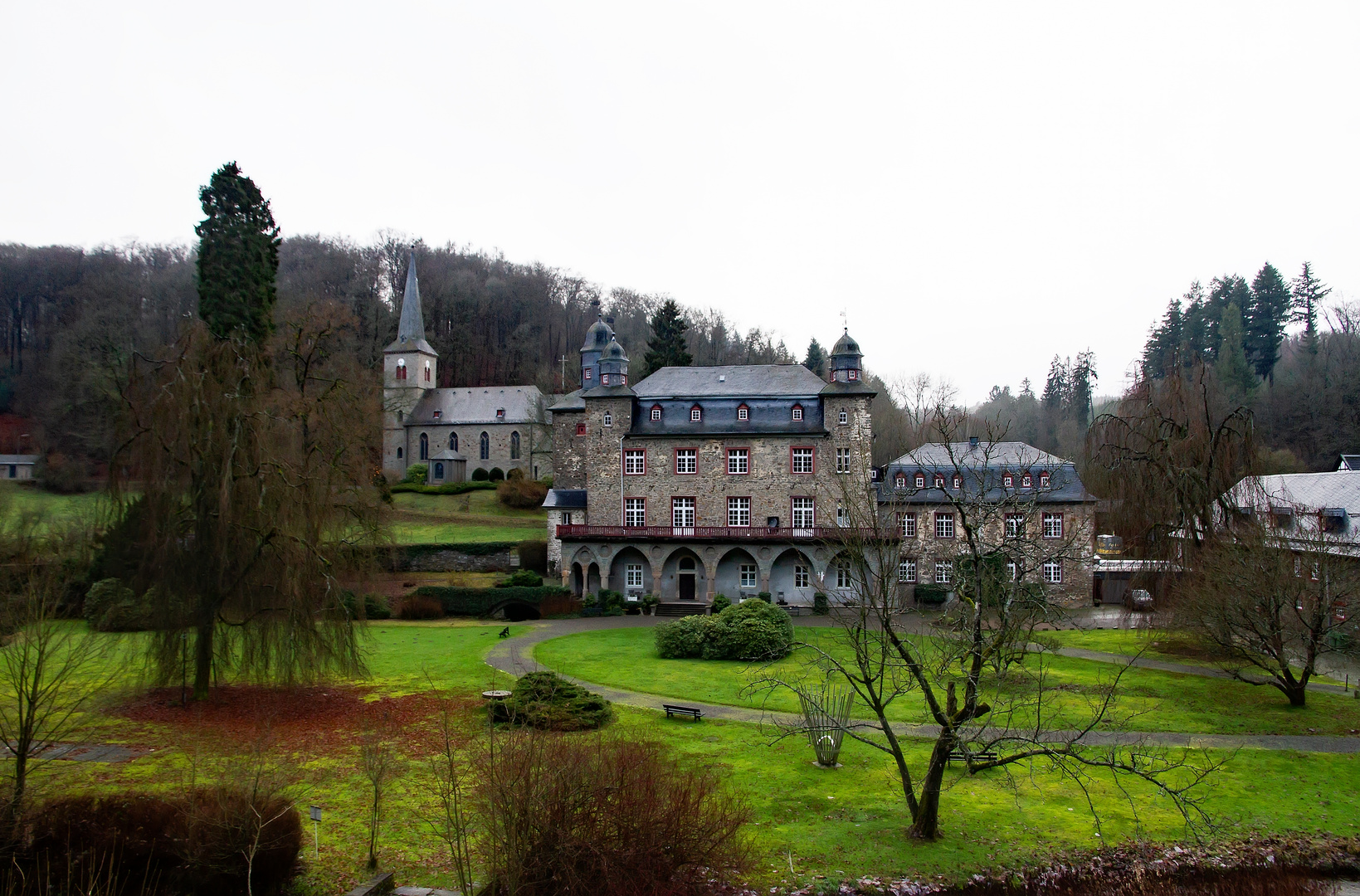 Schloss Gimborn und die Kirche St. Johann Baptist