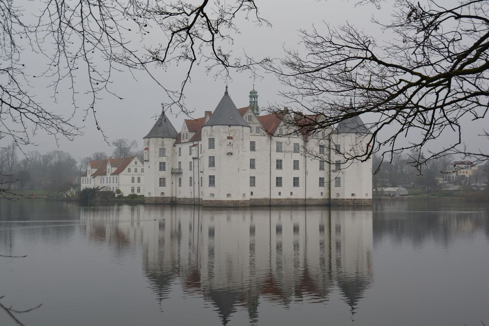 Schloss Glücksburg im Novembernebel