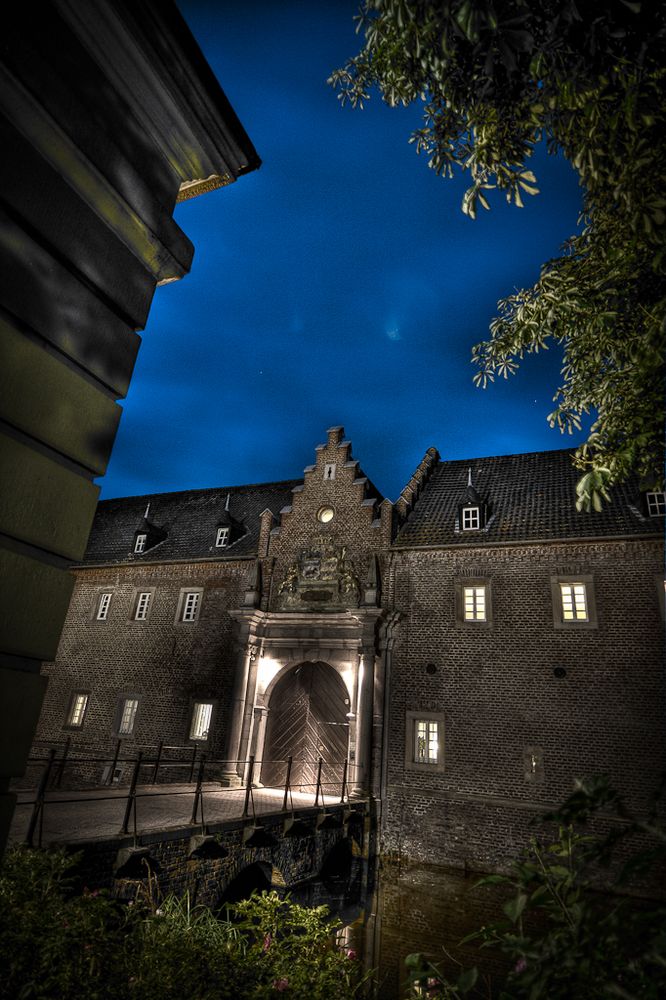 Schloss Gracht zur blauen Stunde in Erftstadt