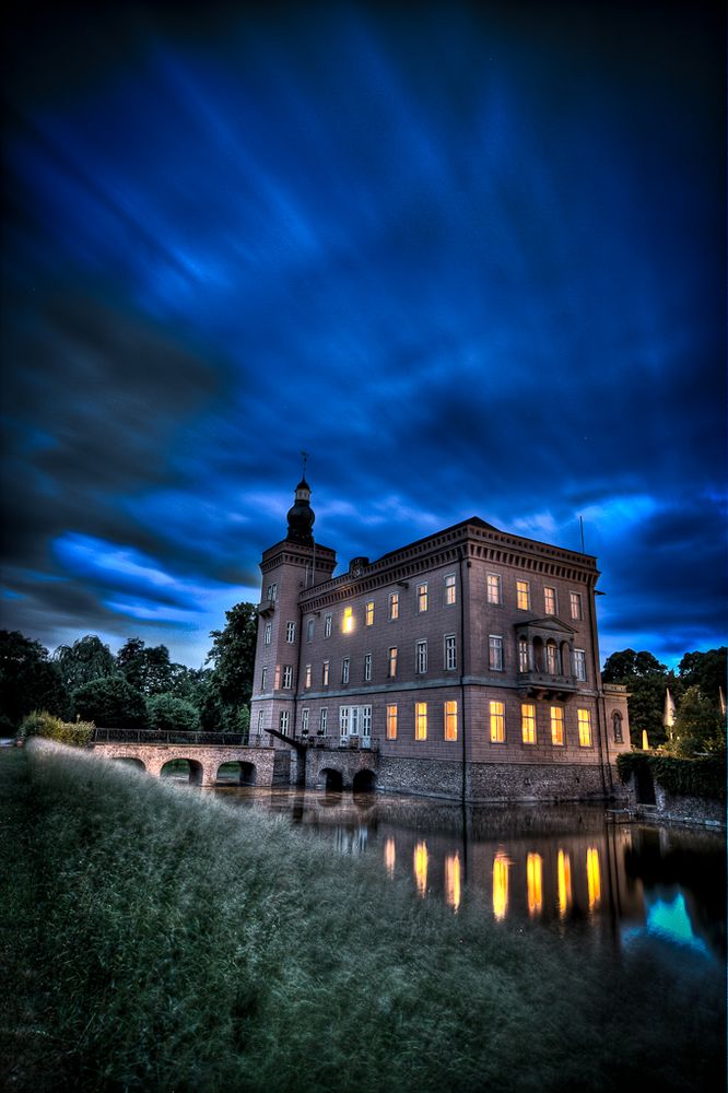 Schloss Gracht zur blauen Stunde in Erftstadt