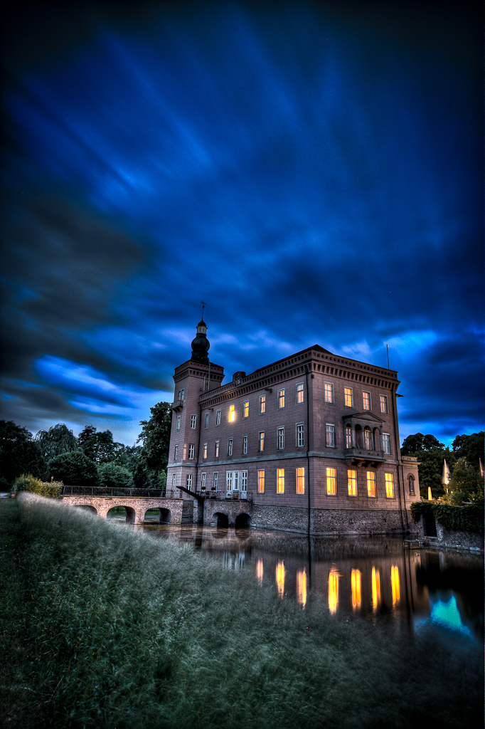 Schloss Gracht zur blauen Stunde in Erftstadt