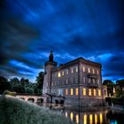 Schloss Gracht zur blauen Stunde in Erftstadt