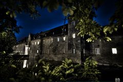 Schloss Gracht zur blauen Stunde in Erftstadt