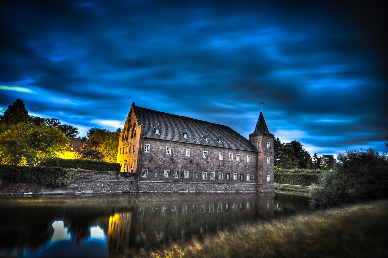 Schloss Gracht zur blauen Stunde in Erftstadt II