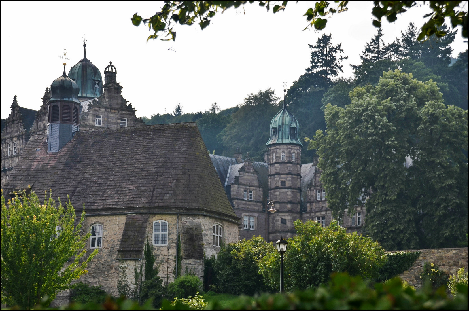 Schloss Hämelschenburg mit vorgelagerter Kapelle ...