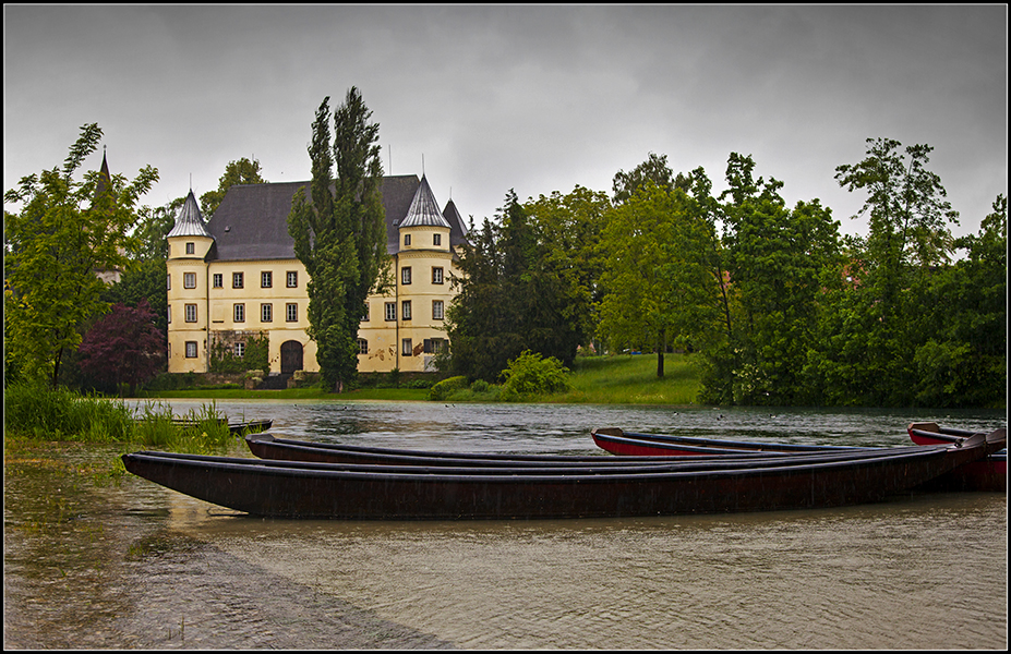 Schloss Hagenau im Regen