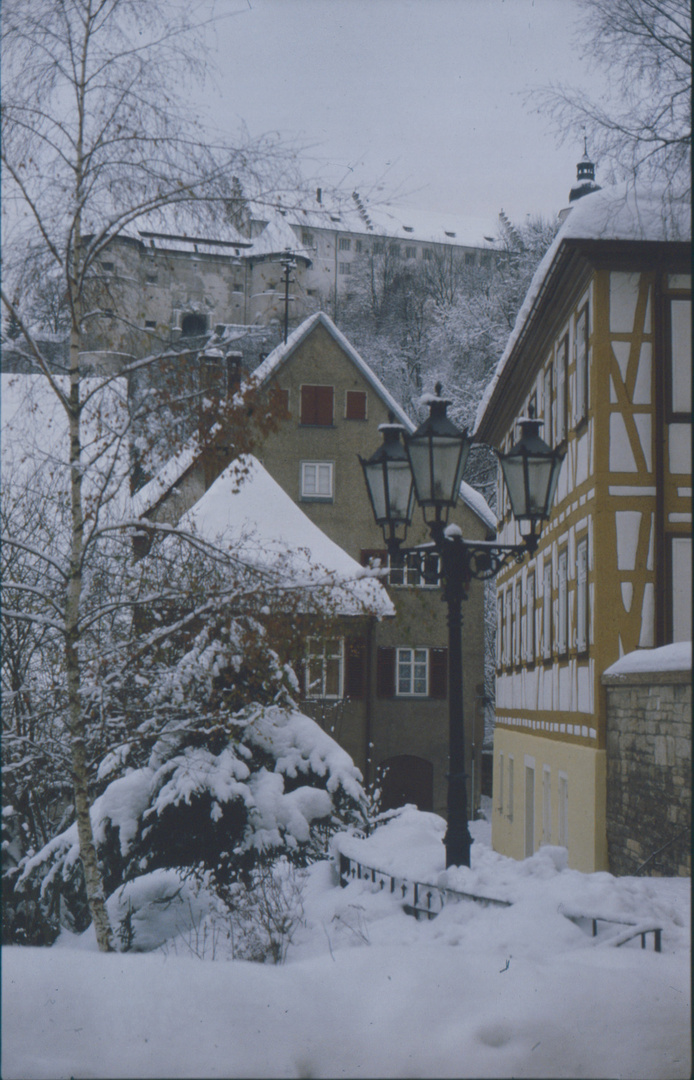 Schloss Hellenstein mit altem Oberamt und Helferratsgebäude im Winter