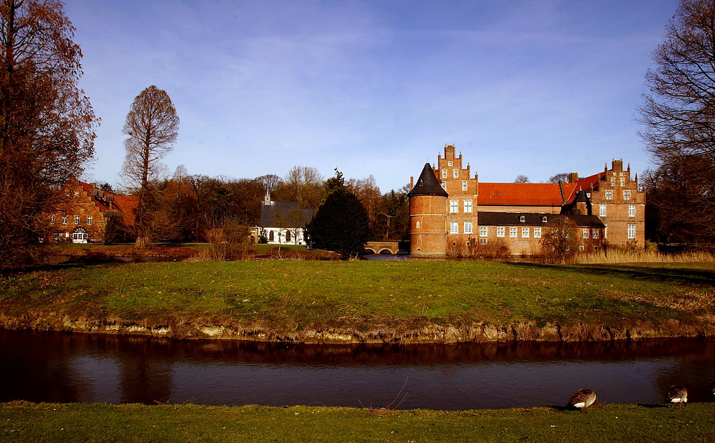 Schloss Herten mit Kapelle und Remise.