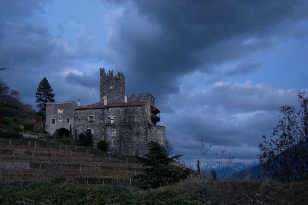 Schloss Hochnaturns zur blauen Stunde