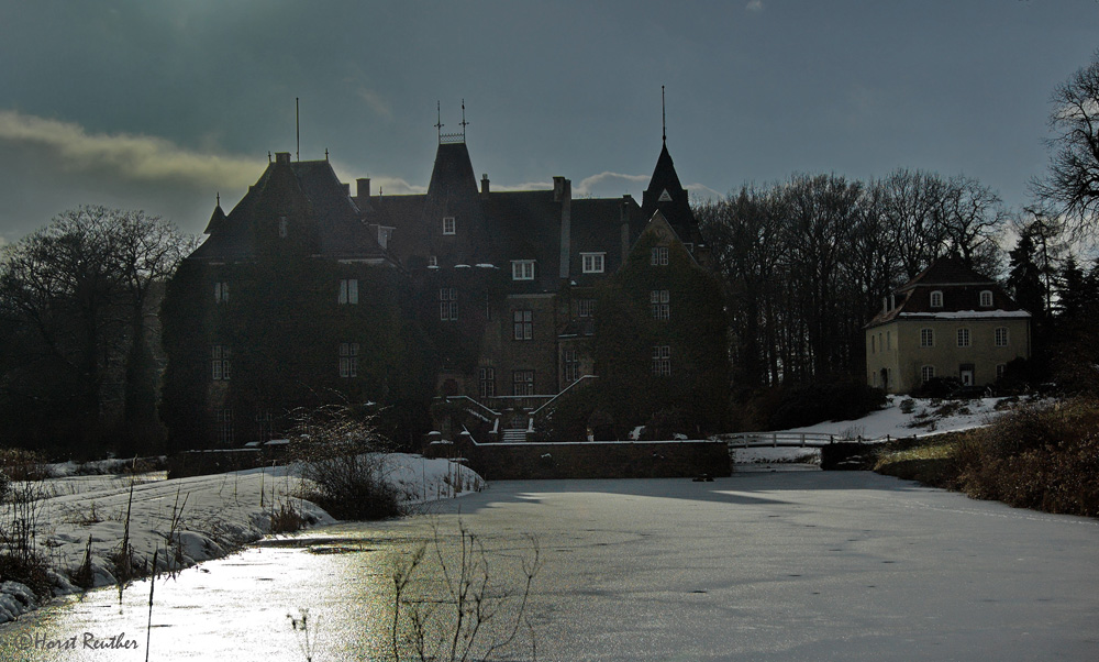 Schloss Höllinghoven am Abend.