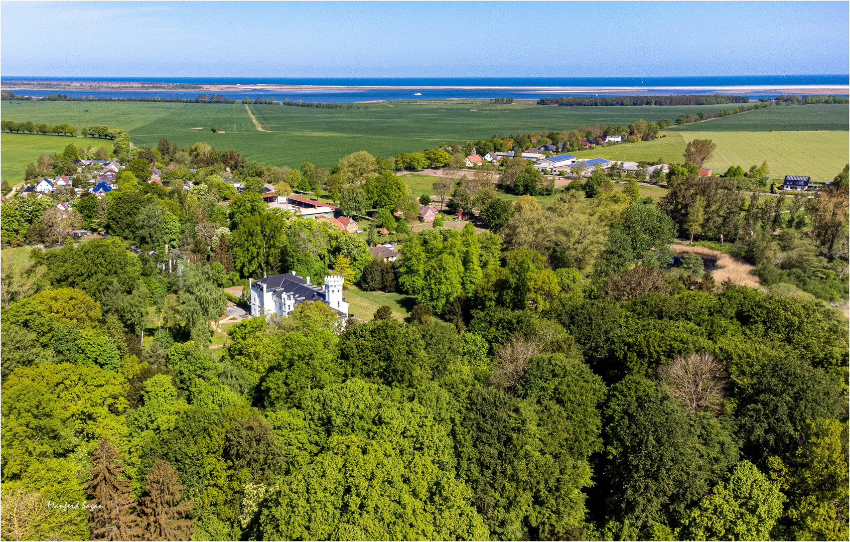 Schloss Hohendorf, am Horizont die Ostsee...