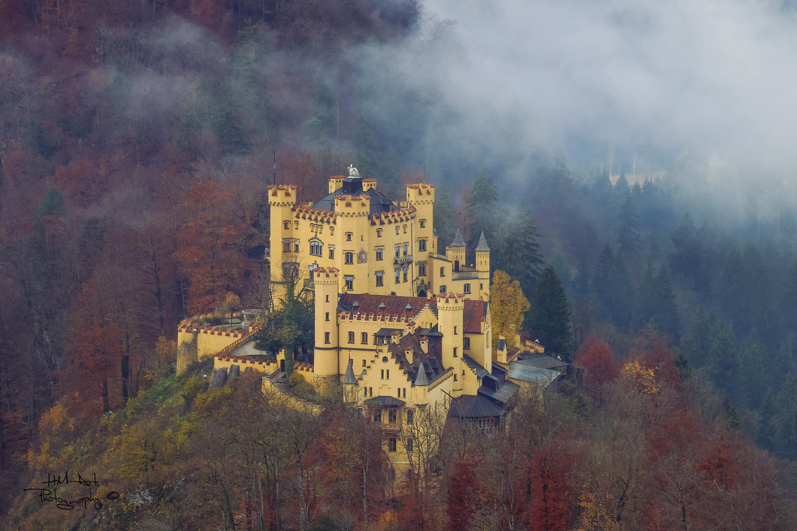 "Schloss Hohenschwangau im Nebel"