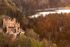 Schloss Hohenschwangau in der Abenddämmerung