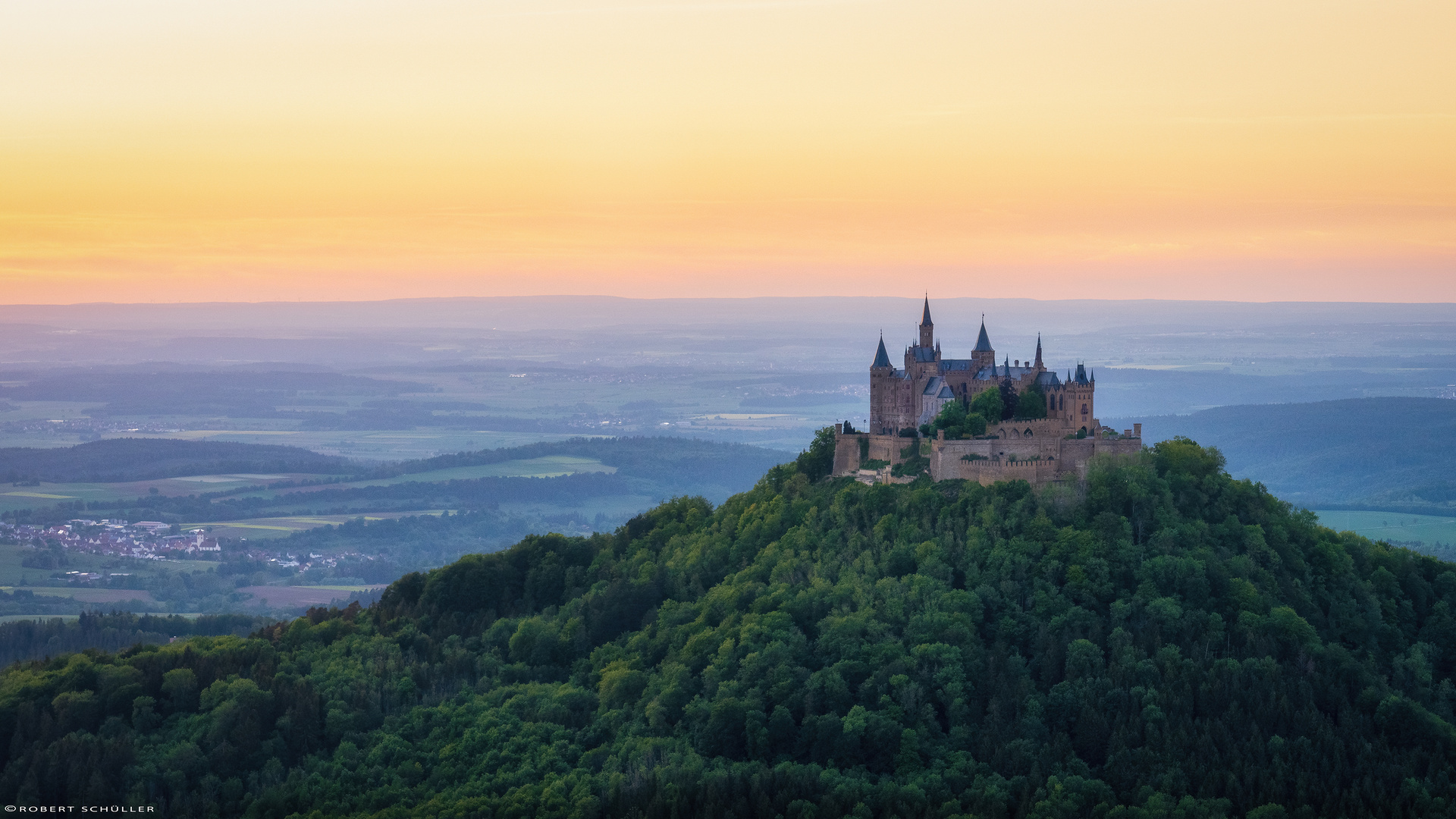 Schloss Hohenzollern: auf dem grünen Gipfel.