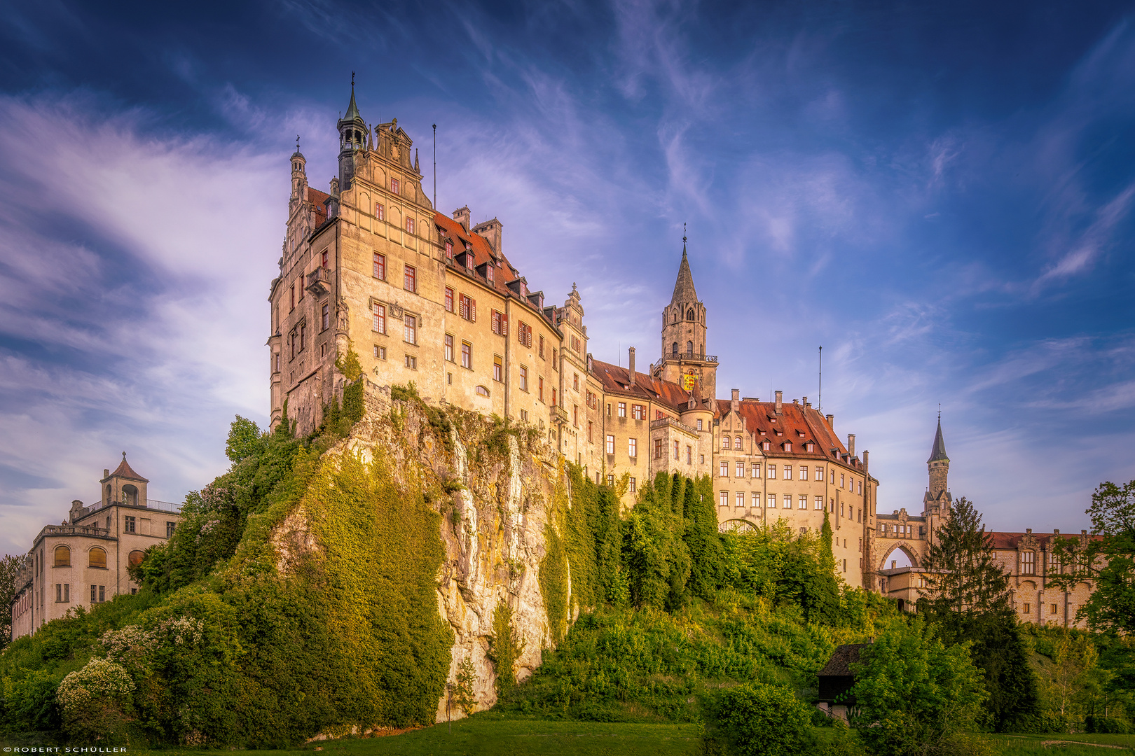  Schloss Hohenzollern - aus dem Felsen emporgewachsen