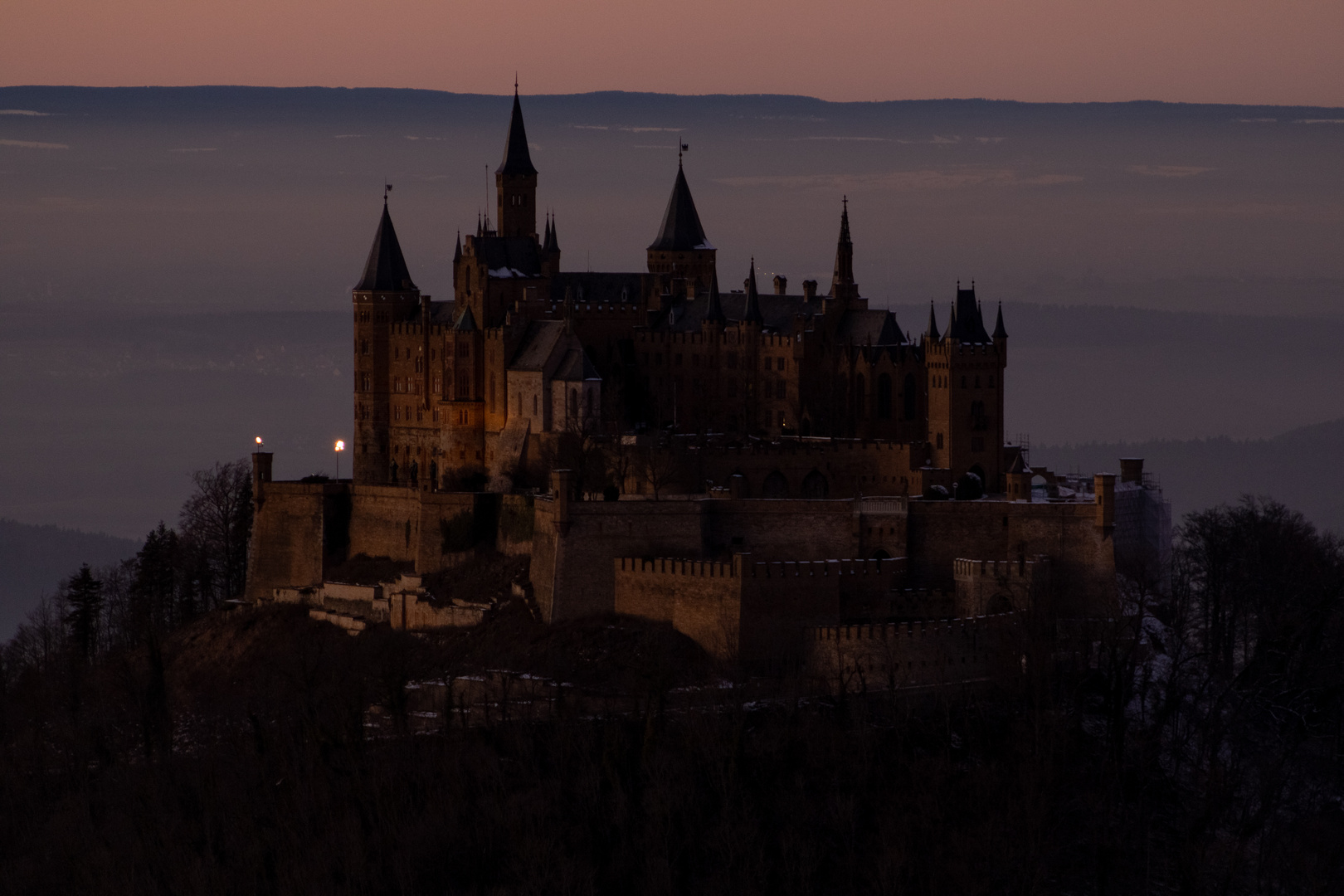 Schloss Hohenzollern in der Abenddämmerung