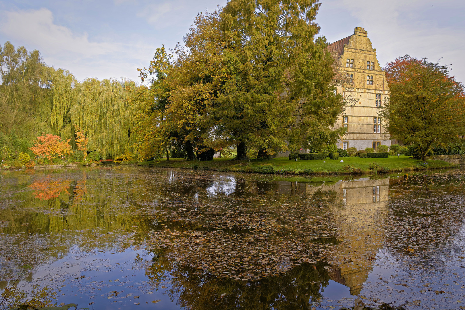 Schloss Holtfeld im Herbst