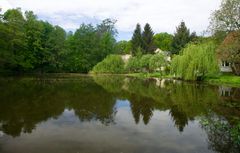 Schloß Hornow versteckt im frischen Grün