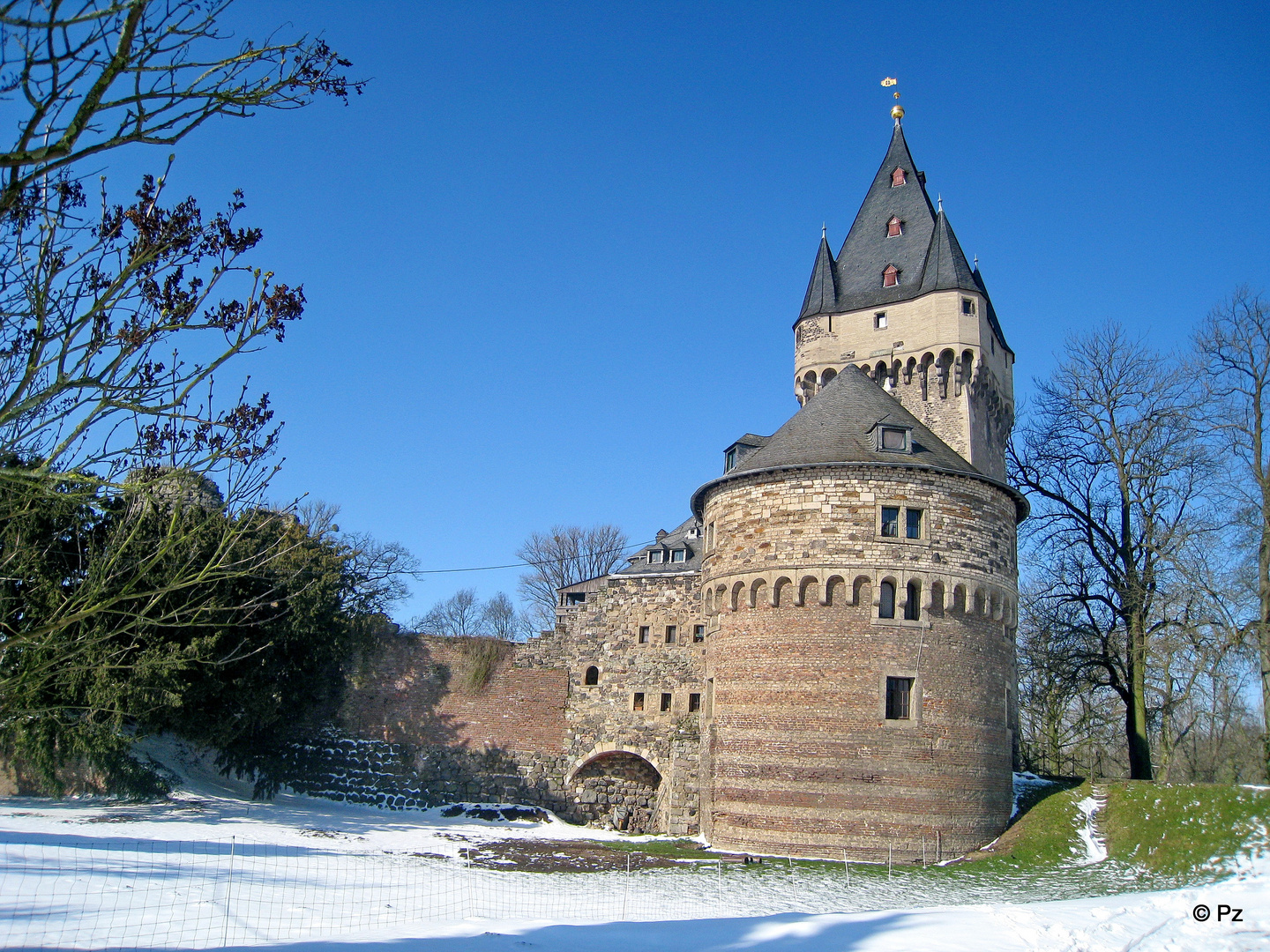 Schloss Hülchrath im Frühling 2013 ...