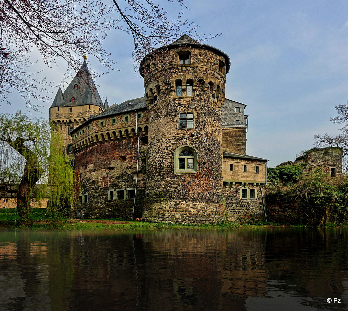 Schloss Hülchrath in der Abendsonne ...