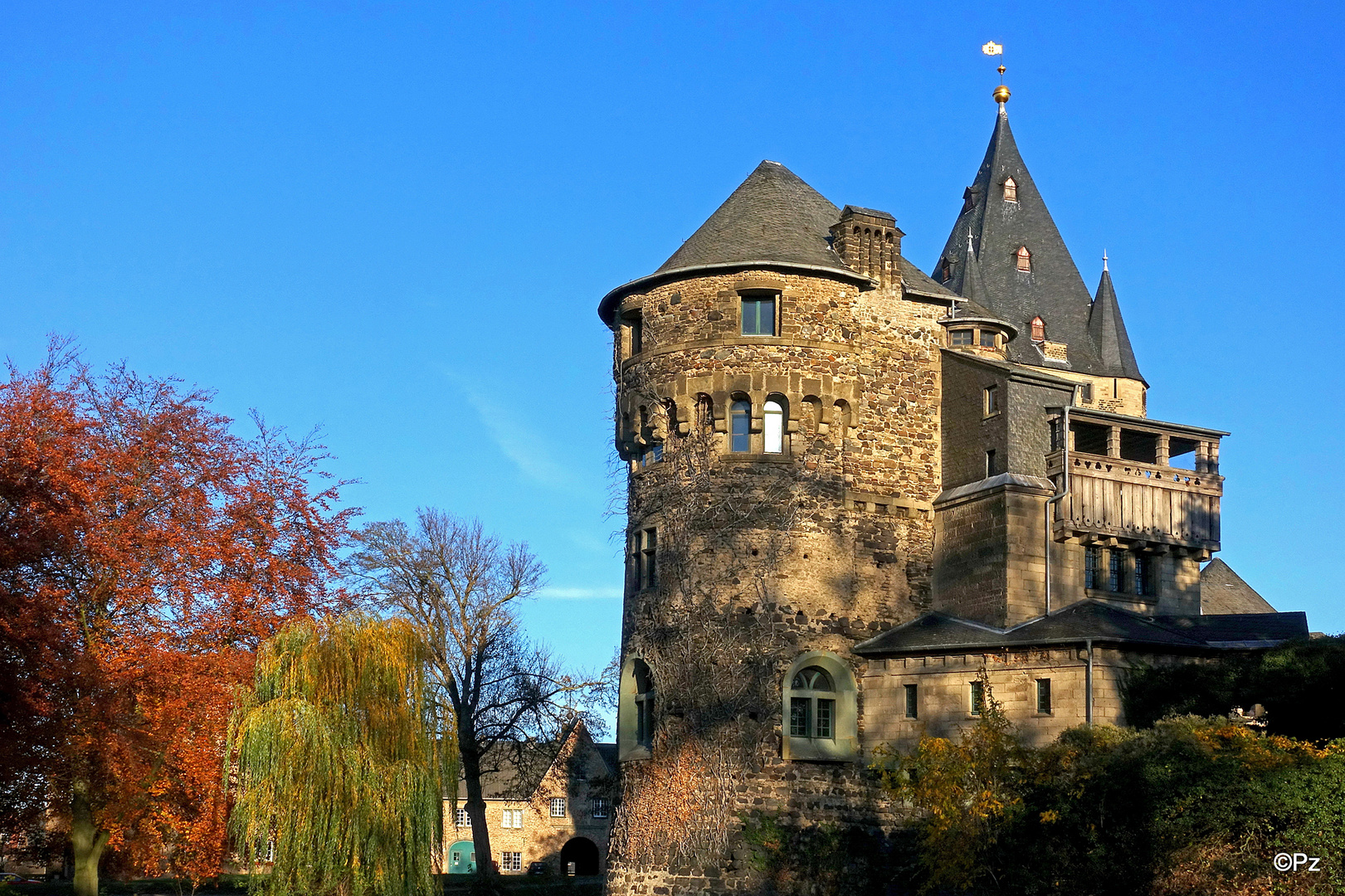 Schloss Hülchrath in der Novembersonne ...