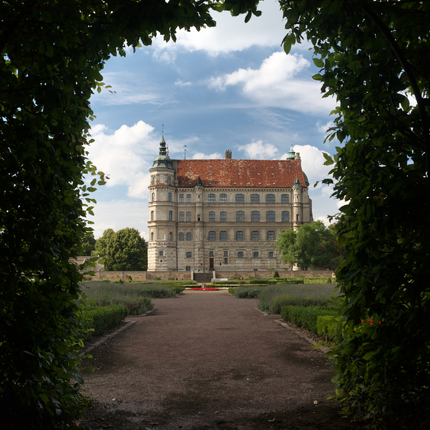 Schloss im Blätterbogen