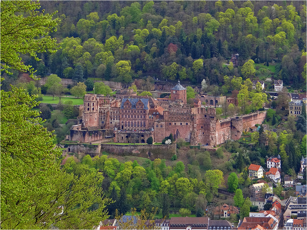 Schloss im Frühlingsgrün