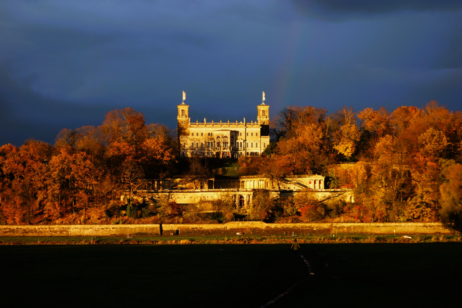 *Schloss im Herbstlicht*